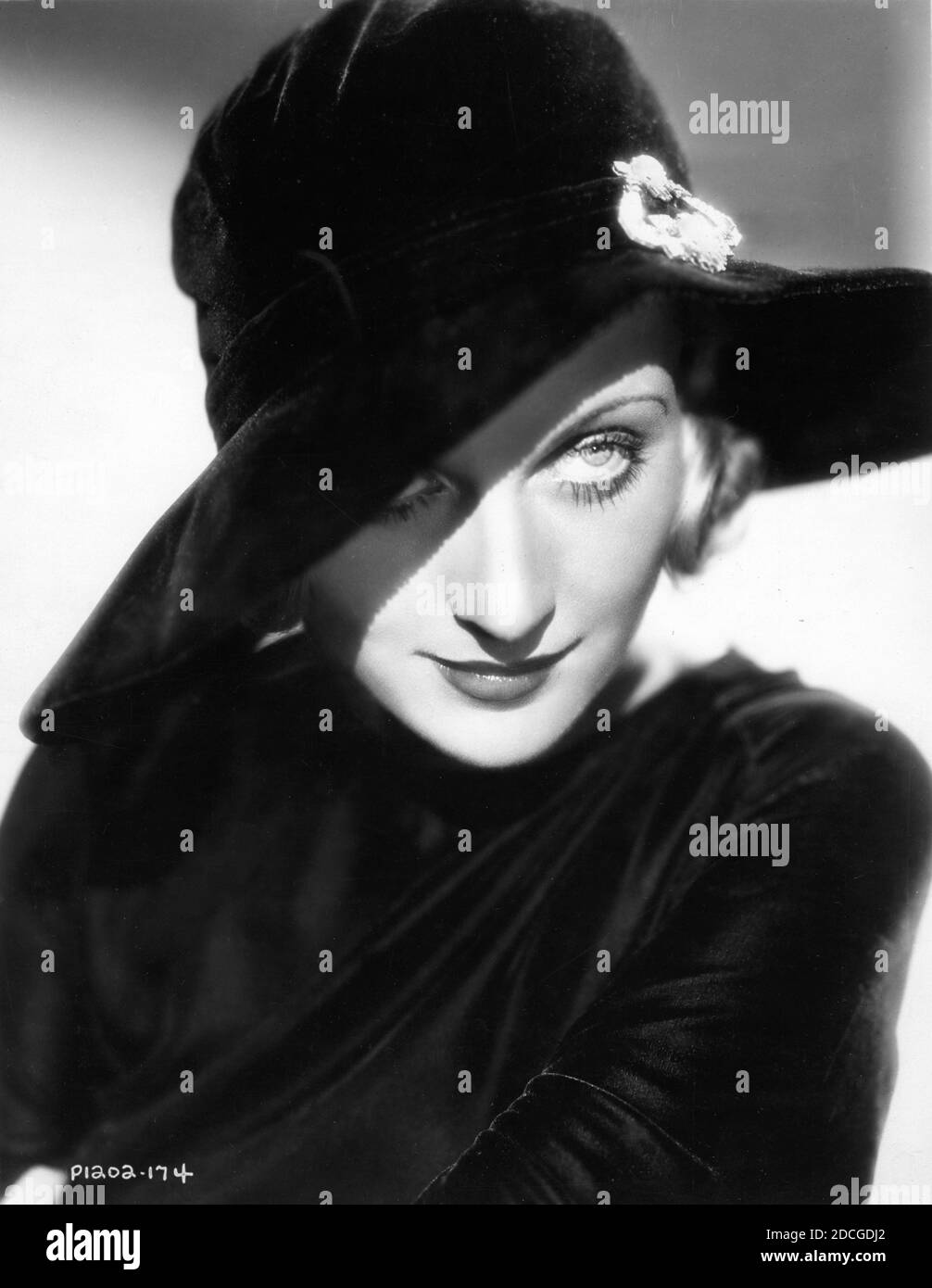 CAROLE LOMBARD 1932 Portrait tête et épaules avec chapeau noir Publicité  pour Paramount Pictures Photo Stock - Alamy
