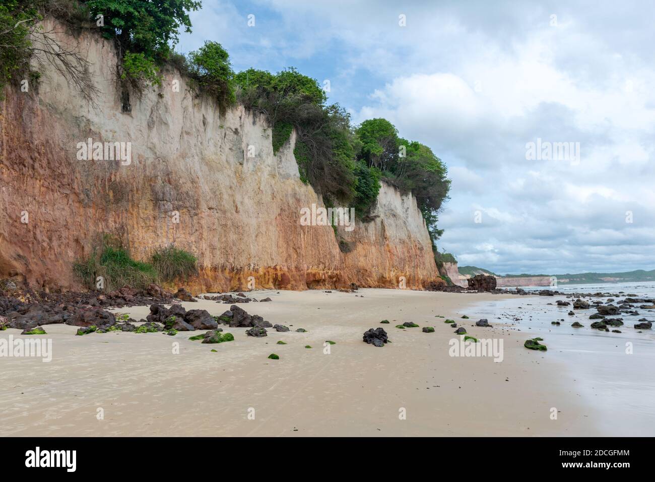 Juste après les falaises commence la plage de la baie des dauphins. Une pépinière pour les dauphins. Banque D'Images