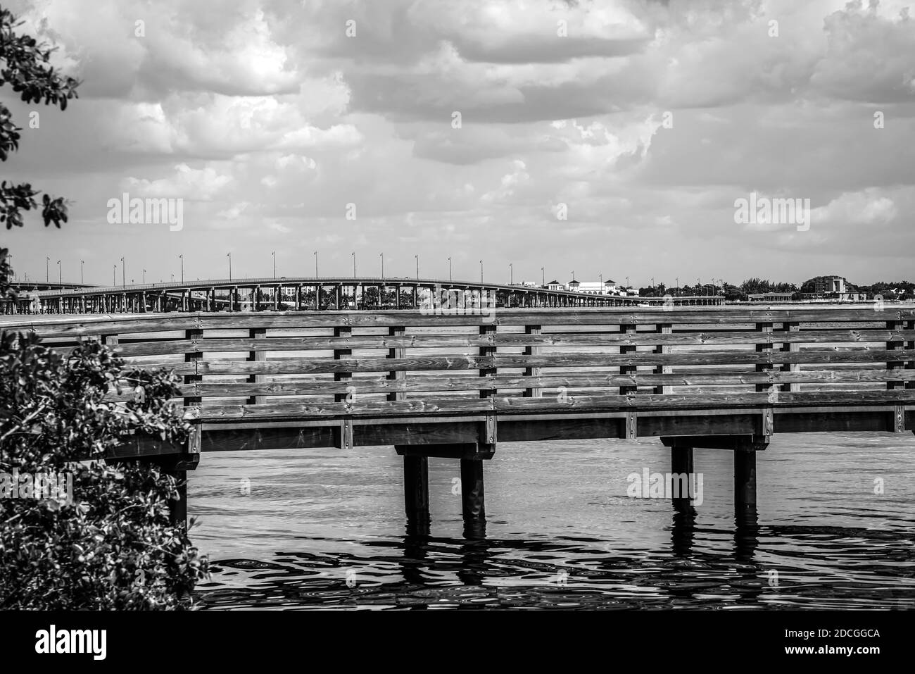 Les jetées de pêche dans le port de Charlotte, dans le sud-ouest de la Floride, sont en noir et blanc. Banque D'Images