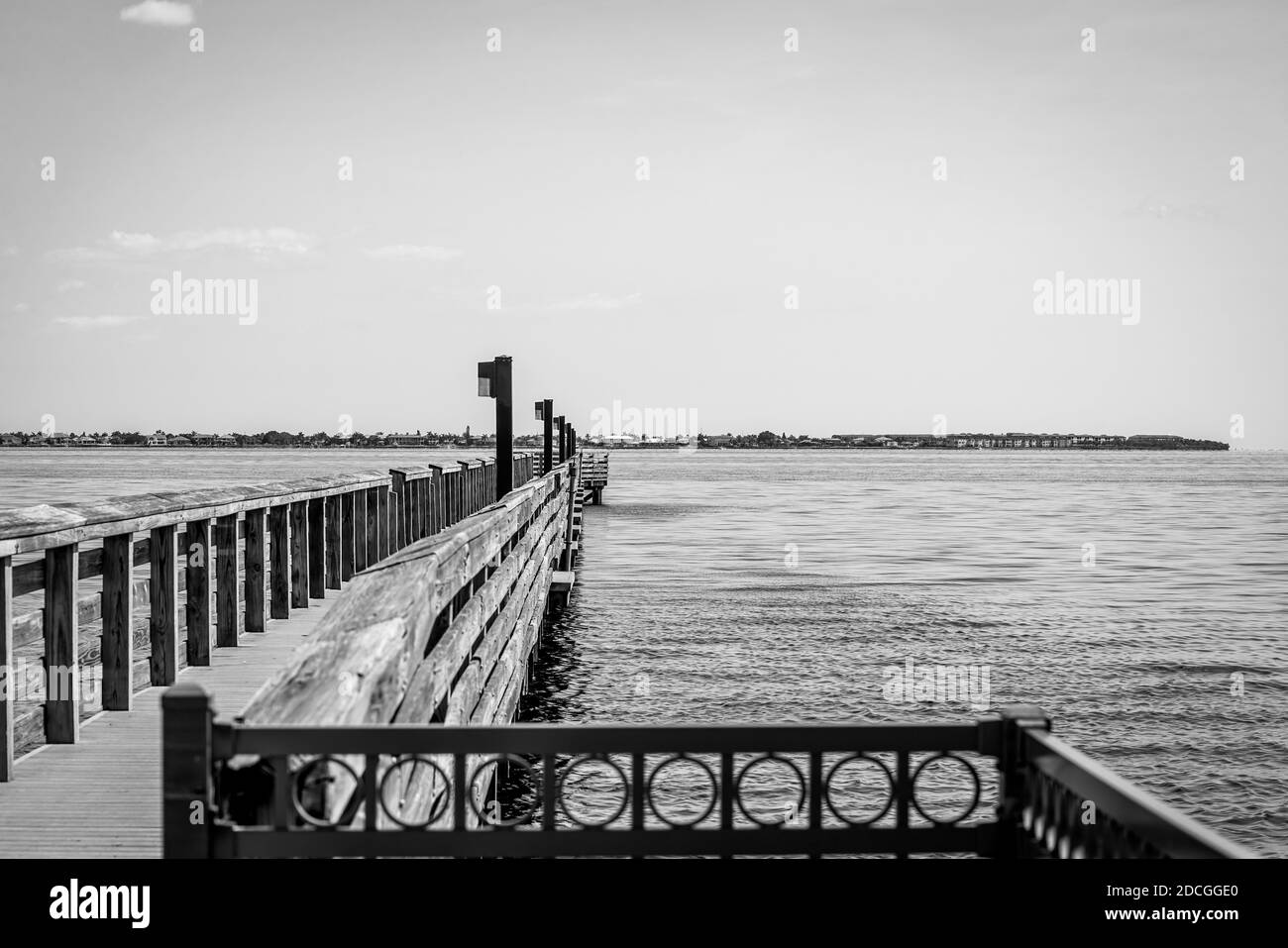 Les jetées de pêche dans le port de Charlotte, dans le sud-ouest de la Floride, sont en noir et blanc. Banque D'Images