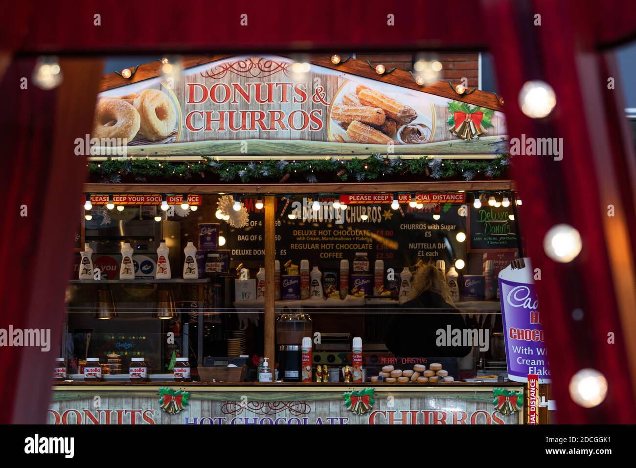 Londres, Royaume-Uni. 21 novembre 2020. Étals à thème de Noël servant des plats chauds et des boissons au centre commercial Ealing Broadway. Crédit : Liam Asman/Alay Live News Banque D'Images