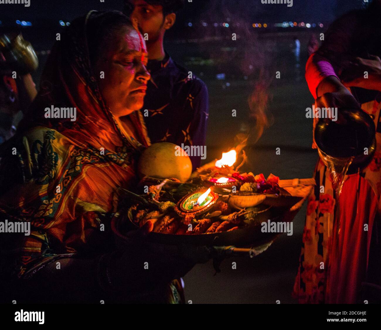 Kolkata, Inde. 20 novembre 2020. Les femmes observant un rituel rigoureux sur une période de quatre jours par baignade sainte pendant une longue période, jeûne, et s'abstiennent de l'eau potable, offrant prasad et arghya au soleil levant et fixant pour célébrer la vie et pour demander l'octroi de certains voeux. (Photo de Sourojeet Paul/Pacific Press/Sipa USA) crédit: SIPA USA/Alay Live News Banque D'Images
