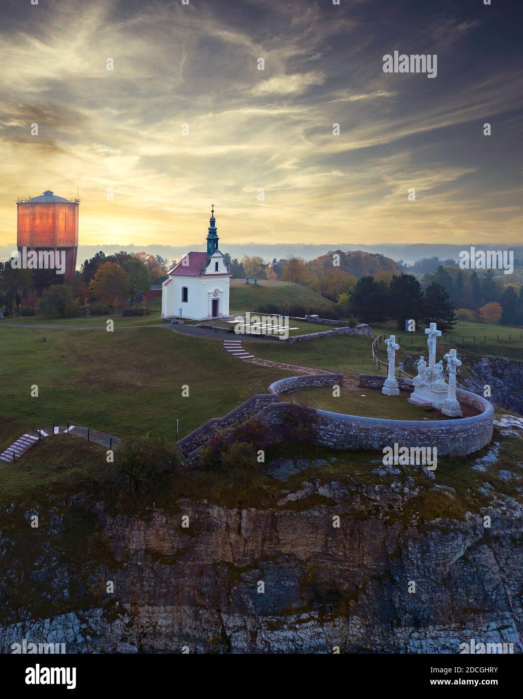 Calvary colline dans la ville de Tata hongrie. Une photo incroyable sur un musée en plein air géosocial et une zone réservée à la nature. Il y a la tour de surveillance Jakab Fellner a c Banque D'Images