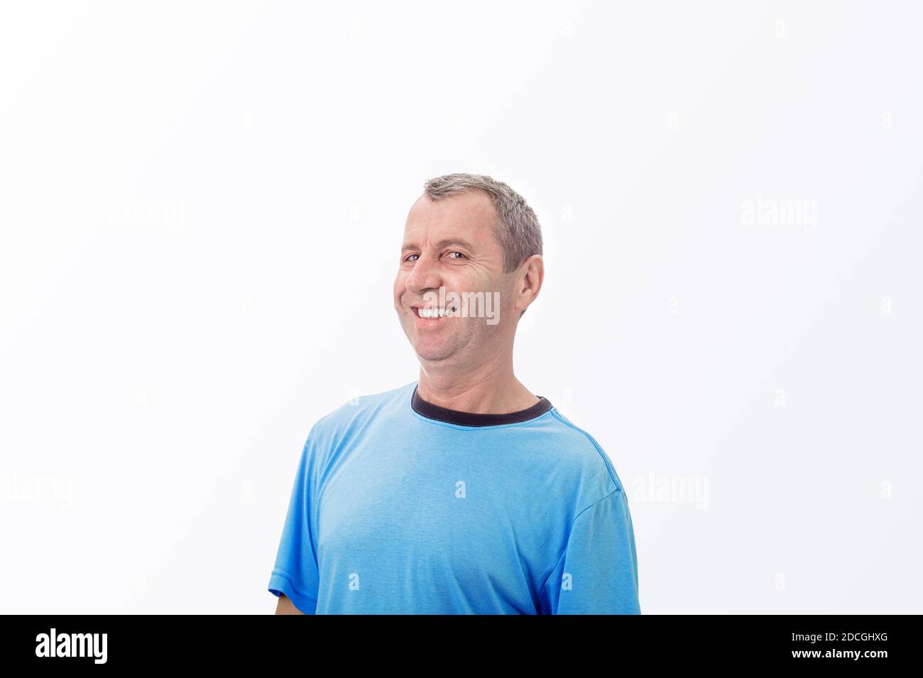 Joyeux homme d'âge moyen souriant portant un t-shirt décontracté isolé sur fond blanc . Portrait d'un vieil homme joyeux souriant isolé sur le dos blanc Banque D'Images