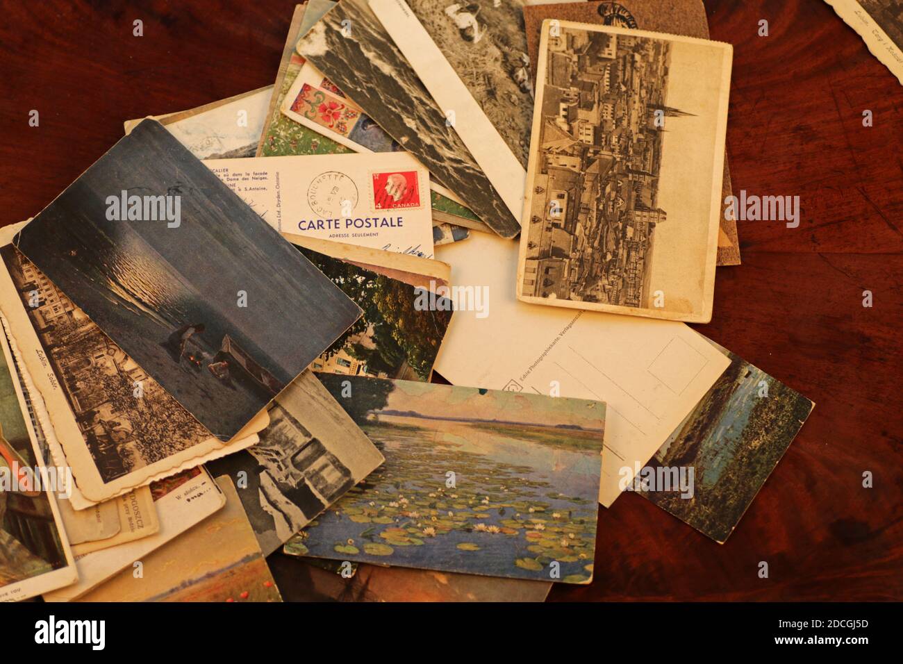 Anciennes cartes postales sur la table Banque D'Images