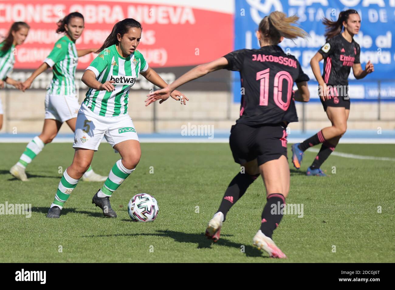 Séville, Espagne. 21 novembre 2020. Laura Gonzalez de Real Betis en action avec Sofia Jakobsson du Real Madrid pendant le match Primera Iberdrola entre Real Betis et Real Madrid à Ciudad Deportiva Luis del sol à Séville, Espagne. Crédit: Jose Luis Contreras/DAX/ZUMA Wire/Alay Live News Banque D'Images