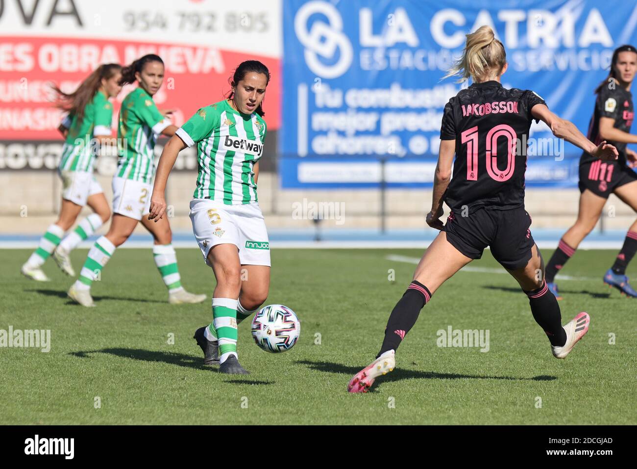Séville, Espagne. 21 novembre 2020. Laura Gonzalez de Real Betis en action avec Sofia Jakobsson du Real Madrid pendant le match Primera Iberdrola entre Real Betis et Real Madrid à Ciudad Deportiva Luis del sol à Séville, Espagne. Crédit: Jose Luis Contreras/DAX/ZUMA Wire/Alay Live News Banque D'Images