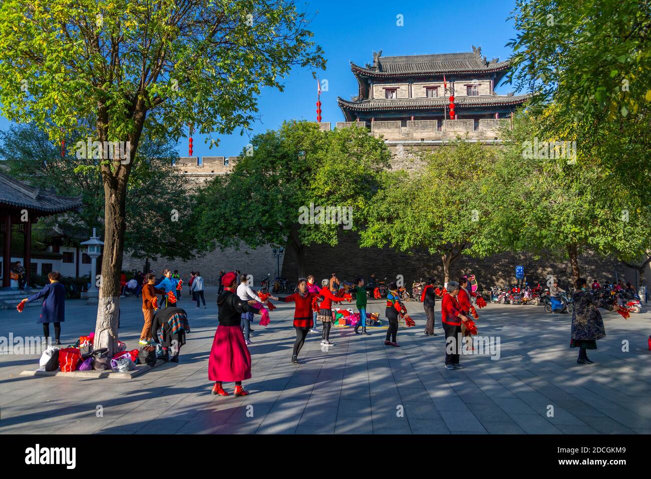 Les habitants de Tai chi près du mur de la ville de Xi'an, de la province de Shaanxi, de la République Populaire de Chine, d'Asie Banque D'Images