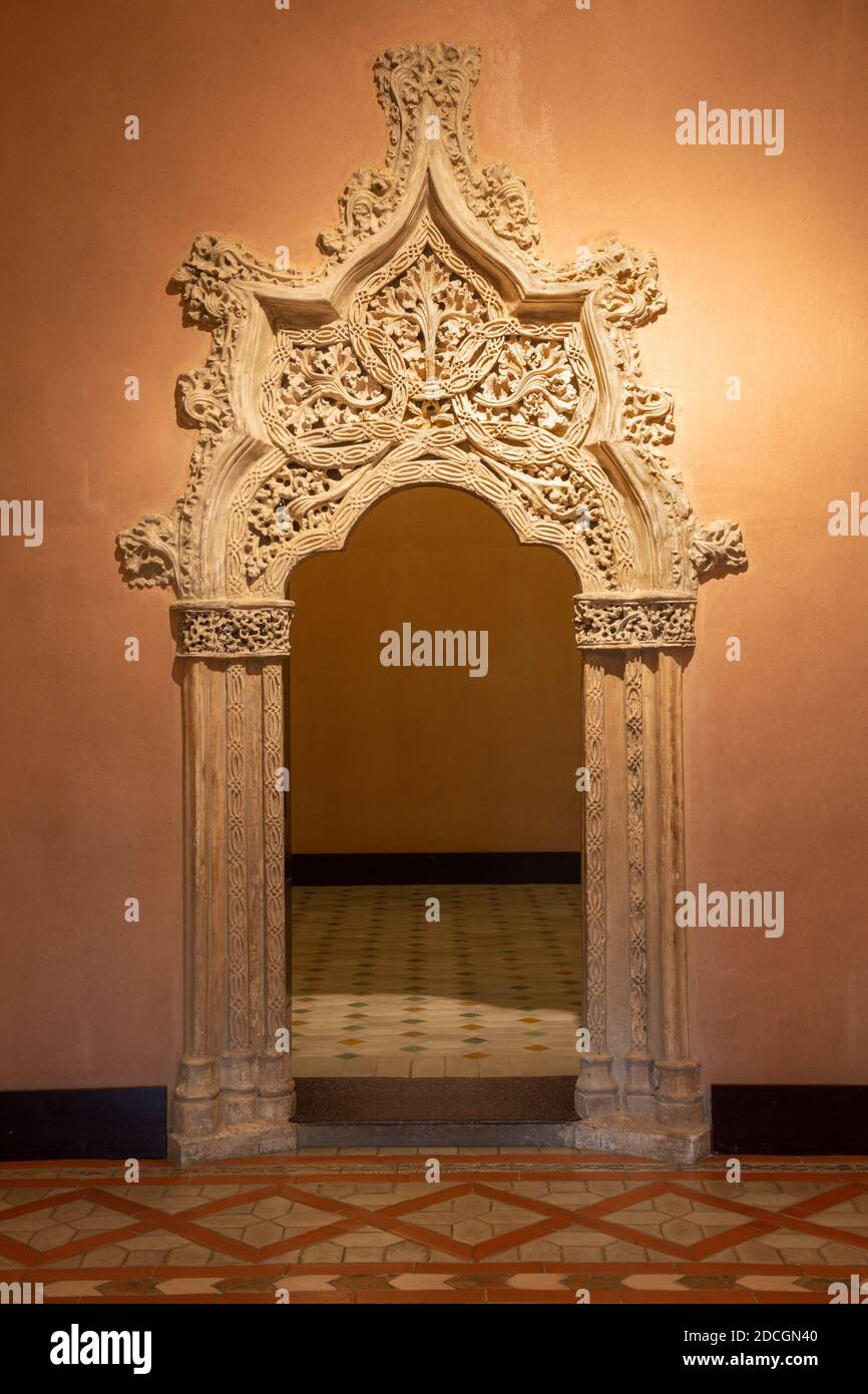 SARAGOSSE, ESPAGNE - 2 MARS 2018 : le petit portail mudejar du palais de la Aljaferia. Banque D'Images