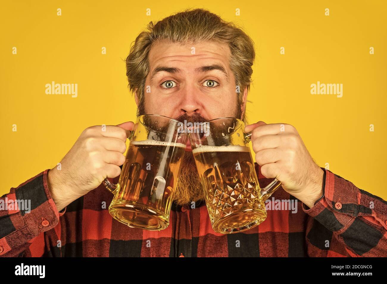 Fete Des Fetes Fete Des Peres Concept Anniversaire Alcoolique Un Homme Assoiffe De Biere Au Bar Du Pub Biere Avec Mousse Biere Hipster Un Homme A Barbe Mature Tient Un Verre A