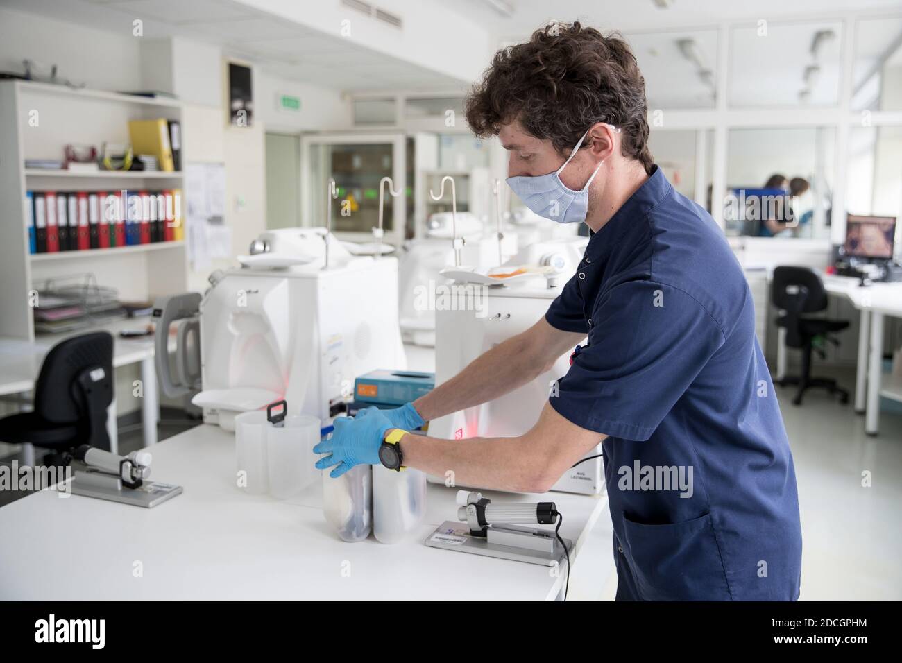 15 novembre 2020, KrakÃ³W, Pologne: Un technicien médical au travail traitant le plasma sanguin de COVID-19 convalescents au Centre régional de don de sang et de transfusionÂ (Regionalne Centrum Krwiodawstwa i Krwiolecznictwa) de Cracovie. Le Centre régional de don de sang et de transfusion recueille le plasma sanguin en utilisant une méthode appelée plasmaphérèse, au cours de laquelle le plasma est isolé du sang, tandis que le reste des éléments sanguins sont retransférés au donneur. La convalescence peut également donner du sang par une méthode traditionnelle, après quoi le plasma est séparé du sang dans une série de proc de laboratoire Banque D'Images