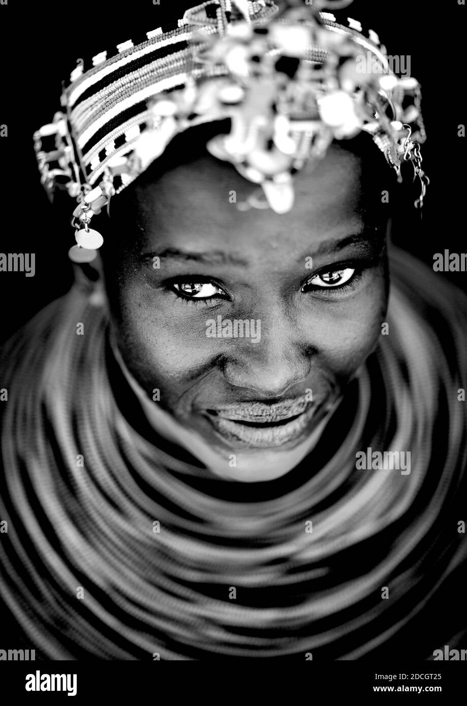 Portrait d'une jeune tribu Samburu avec des colliers perlés, comté de Samburu, Maralal, Kenya Banque D'Images