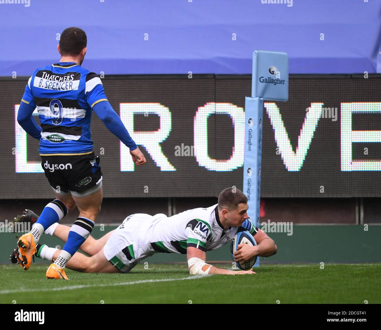 Terrain de jeux, Bath, Somerset, Royaume-Uni. 21 novembre 2020. Anglais Premiership Rugby, Bath versus Newcastle Falcons; Ben Stevenson de Newcastle Falcons marque dans le coin sous la pression de Ben Spencer de Bath crédit: Action plus Sports/Alay Live News Banque D'Images