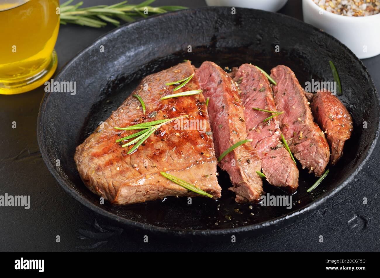 Steak de bœuf moyen rare dans une poêle, vue rapprochée Banque D'Images