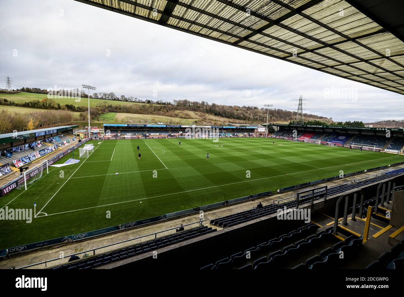 21 novembre 2020; Adams Park Stadium, Wycombe, Buckinghamshire, Angleterre; championnat de football de la Ligue anglaise, Wycombe Wanderers versus Brentford; UNE vue générale et vide Adams Park en raison de la pandémie Banque D'Images