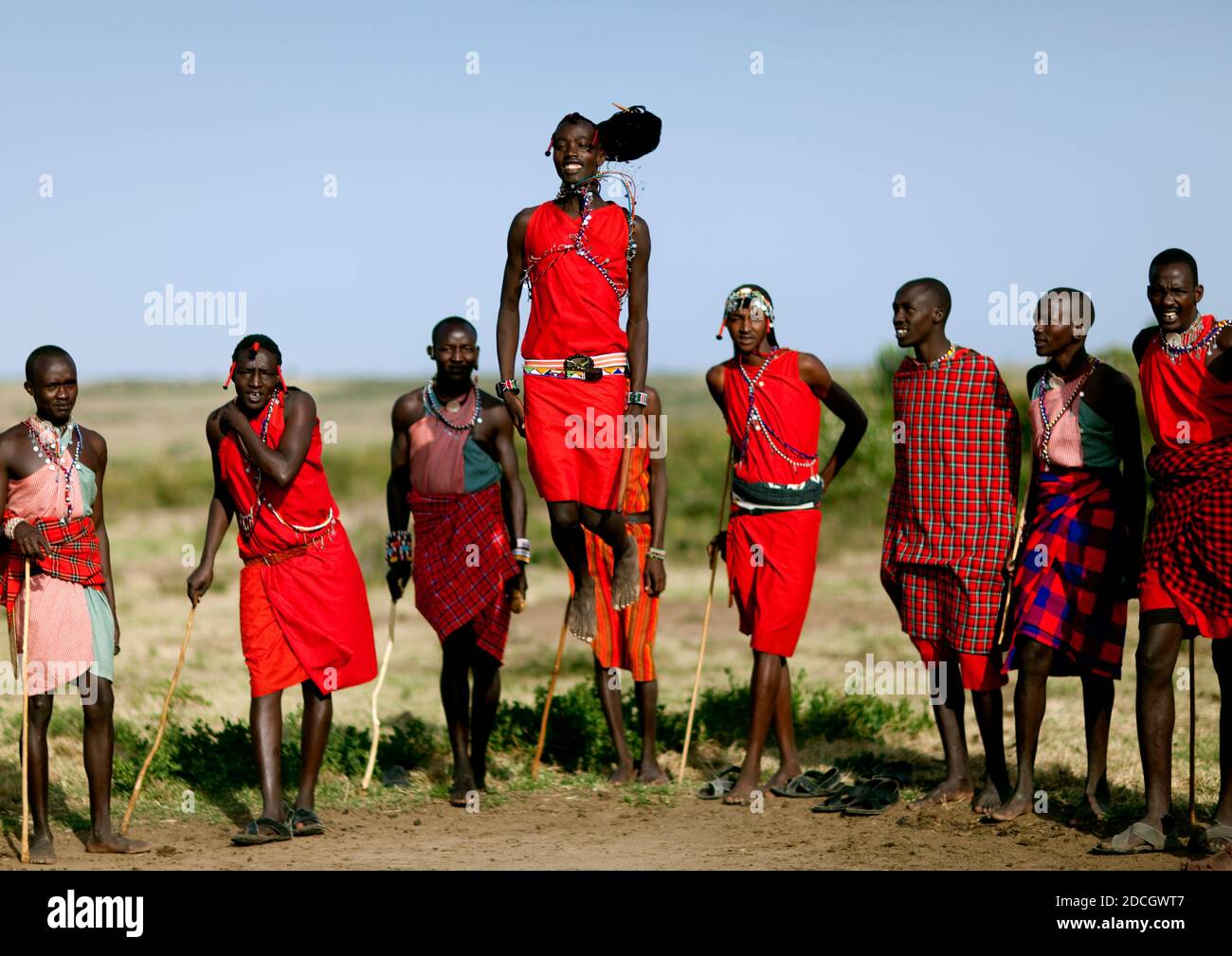 Des hommes de la tribu Maasai sautant au cours d'une cérémonie, province de Rift Valley, Maasai Mara, Kenya Banque D'Images
