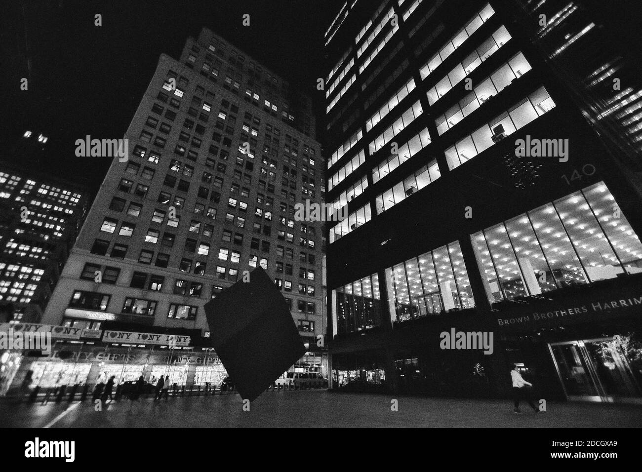 New York, États-Unis - 30 novembre 2019. Vue de nuit avec Red Cube sur Broadway, dans le quartier financier FIDI du centre-ville, New York. Image en noir et blanc Banque D'Images
