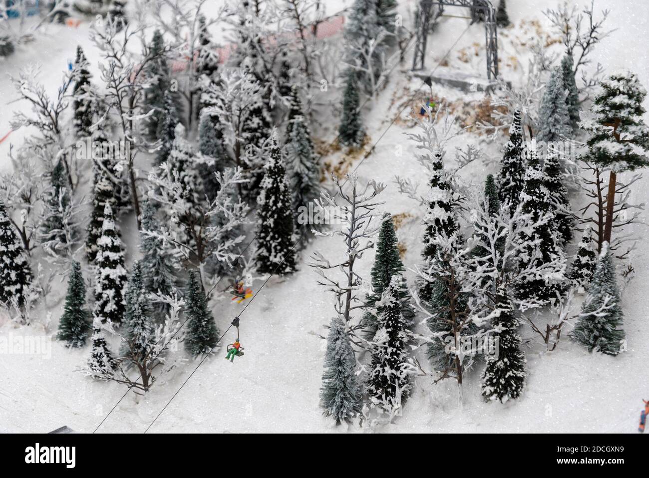 Miniature d'une piste de ski réaliste. Hiver et ski. Concept de loisirs et de divertissement. Banque D'Images