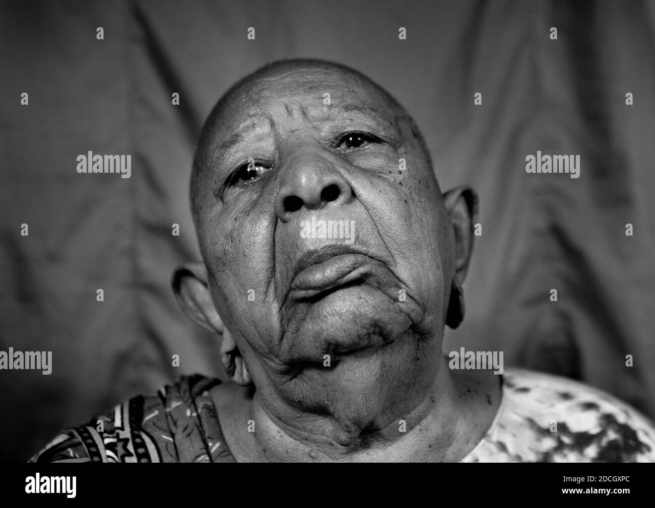 Portrait d'une femme âgée avec tête rasée et lobes auriculaires agrandis, comté de Lamu, Siyu, Kenya Banque D'Images