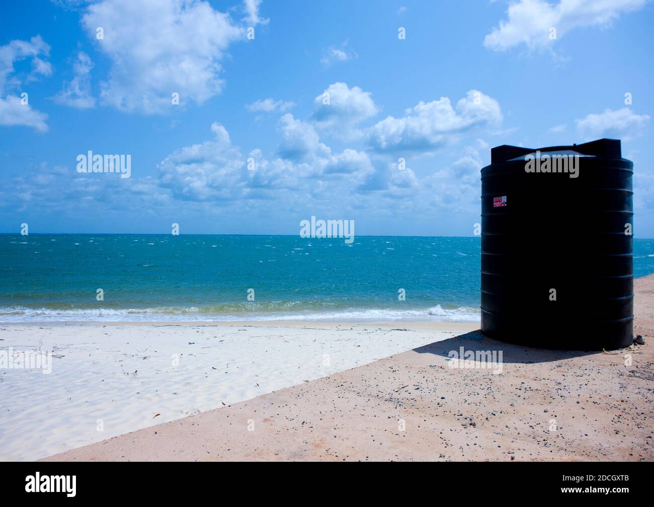 Réservoir d'eau noir près de la plage, comté de Lamu, île de Pate, Kenya Banque D'Images
