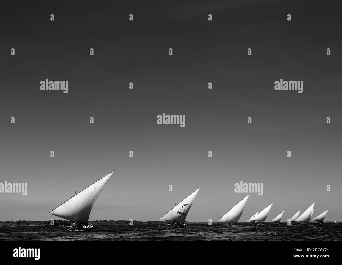 Dhow naviguant sur l'océan indien, comté de Lamu, Lamu, Kenya Banque D'Images