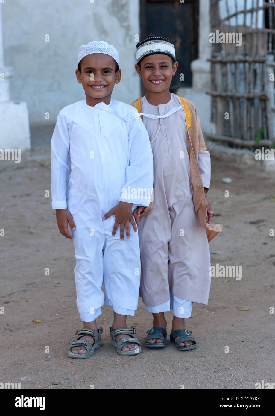 Jeunes garçons musulmans pendant le festival Maulid, comté de Lamu, Lamu, Kenya Banque D'Images