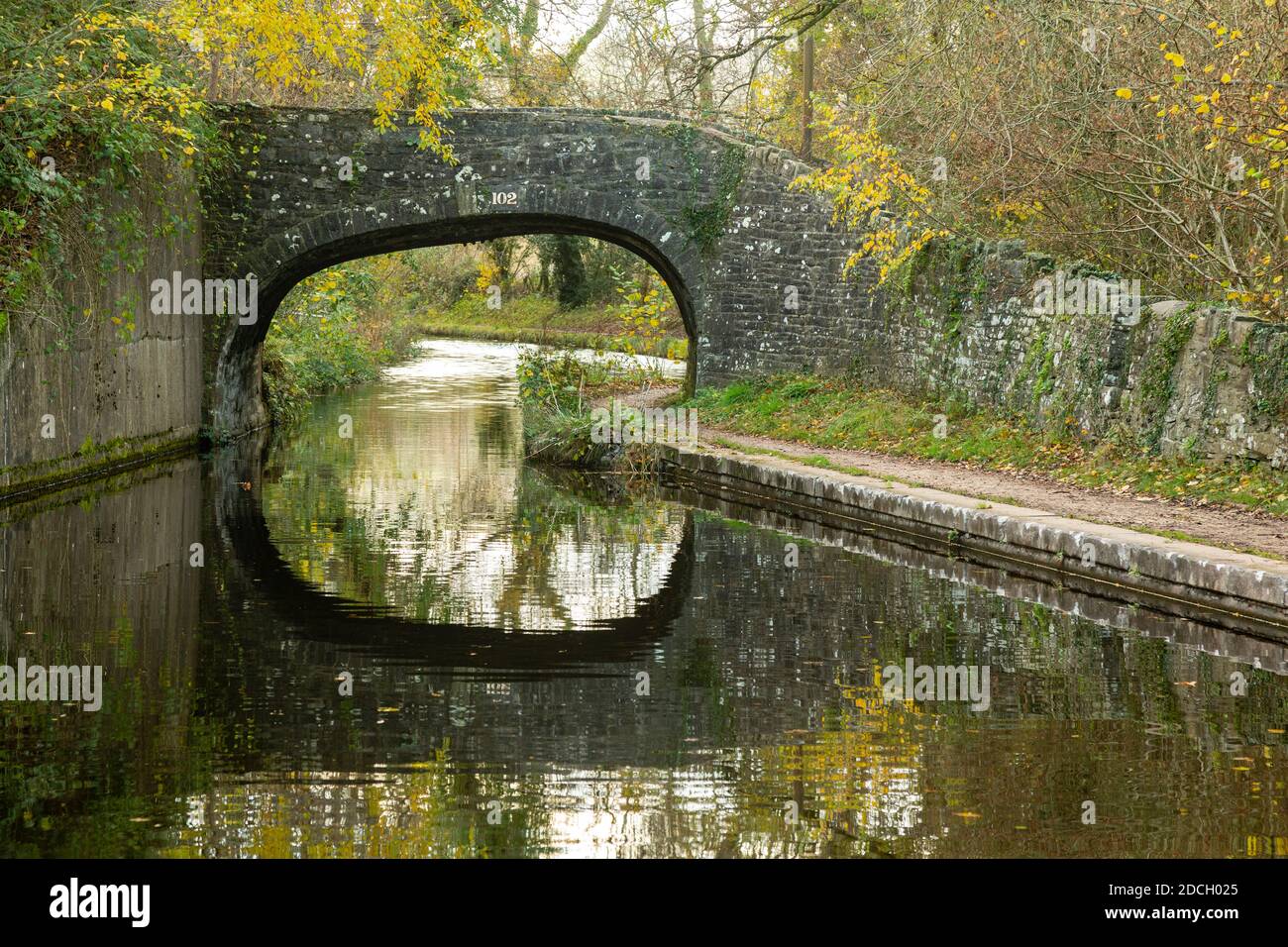 Pont 102, près de Llanfoist, Monbucshire et Brecon Canal, Monbucshire, pays de Galles Banque D'Images