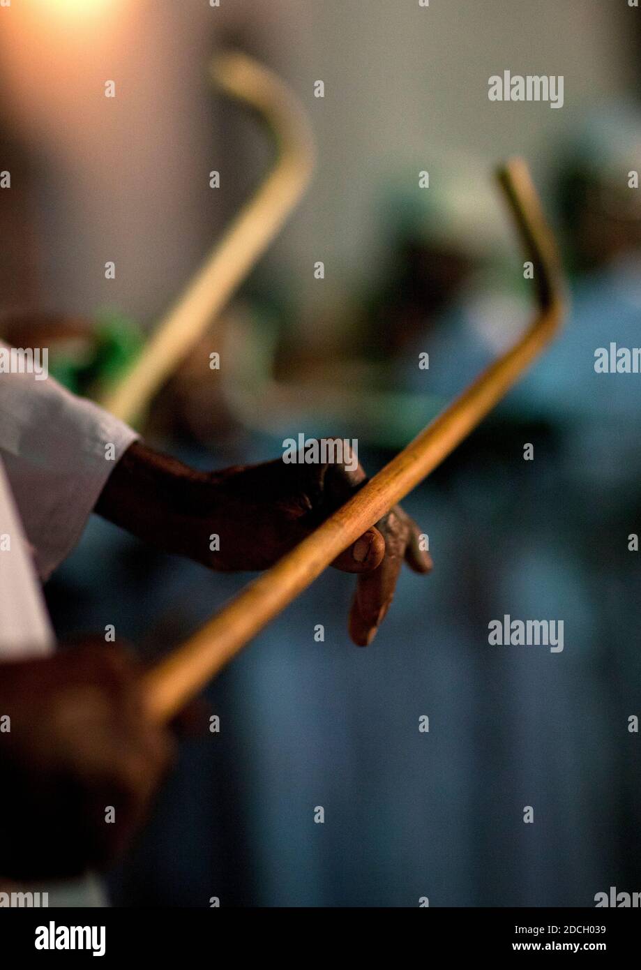 Des hommes musulmans chantant et dansant avec des bâtons de goma pendant le festival Maulid, comté de Lamu, Lamu, Kenya Banque D'Images