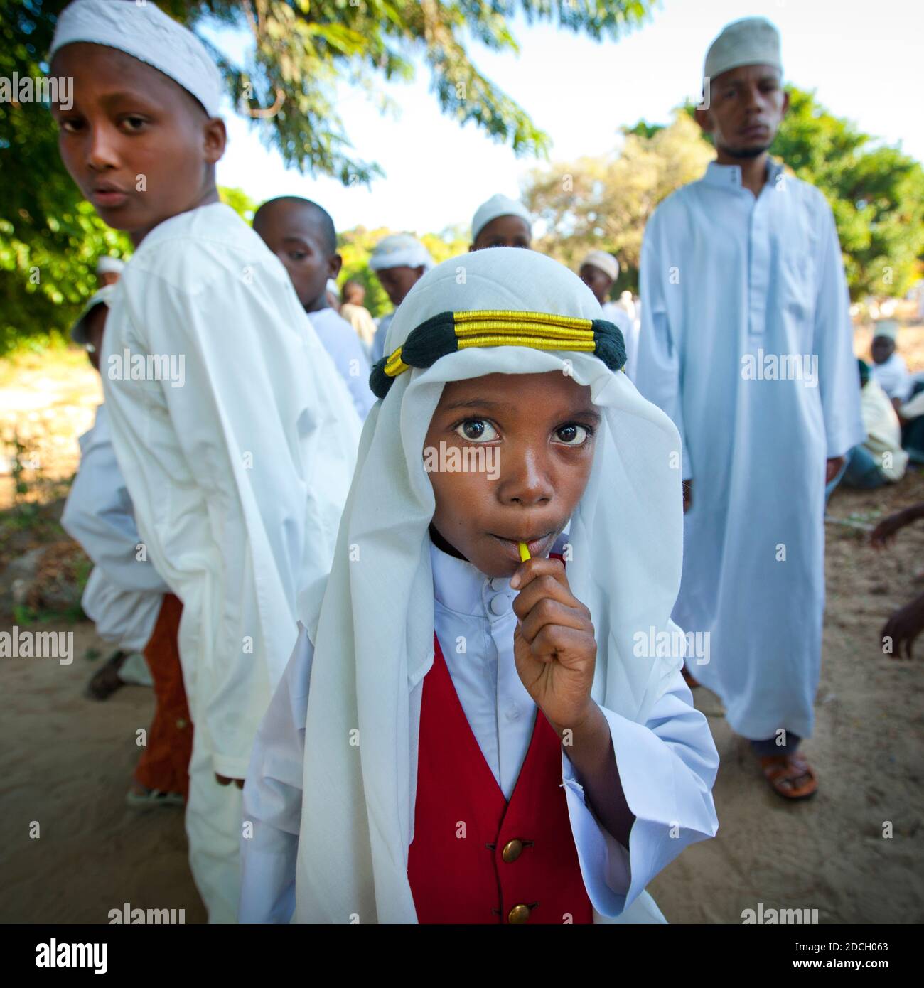 Jeunes garçons musulmans pendant le festival Maulid, comté de Lamu, Lamu, Kenya Banque D'Images