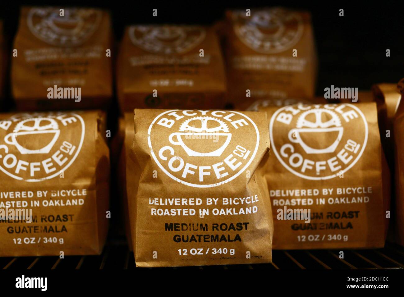 ÉTATS-UNIS / Californie / Oakland /Coffee style /sacs de café en papier. Banque D'Images