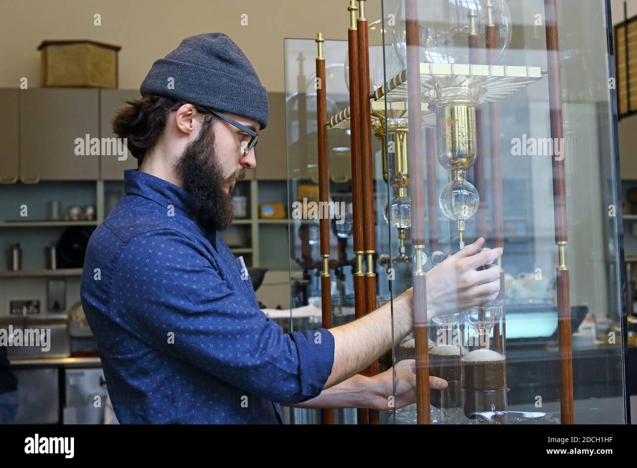 ÉTATS-UNIS / Californie / San Francisco / Provident/ le barista masculin règle le lent sueur japonais au Blue Bottle Coffee . Banque D'Images