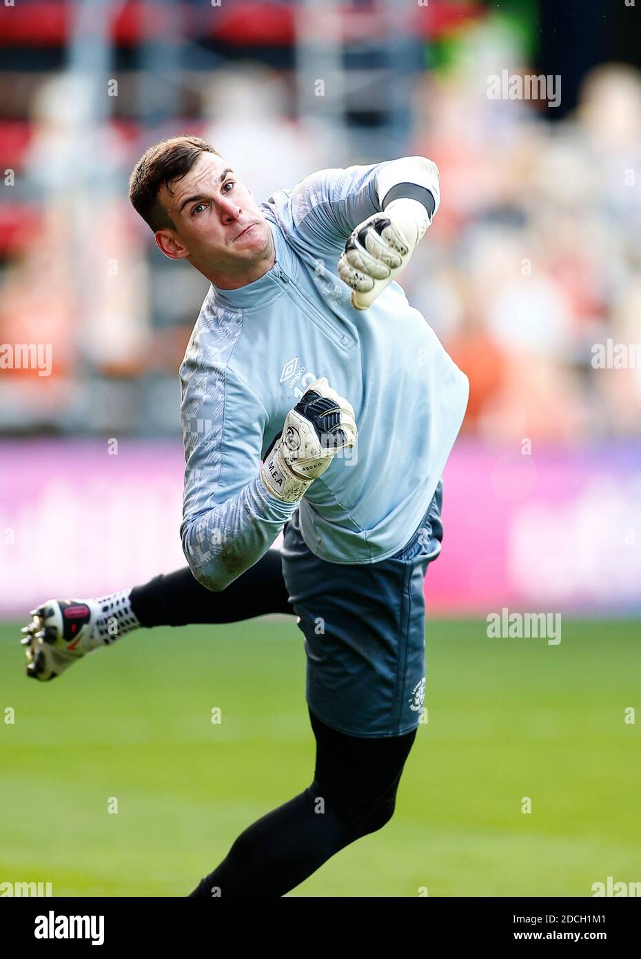 Kenilworth Road, Luton, Bedfordshire, Royaume-Uni. 21 novembre 2020. Championnat de football de la Ligue anglaise de football, Luton Town versus Blackburn Rovers; Simon Sluga se réchauffe en pratique crédit: Action plus Sports/Alamy Live News Banque D'Images