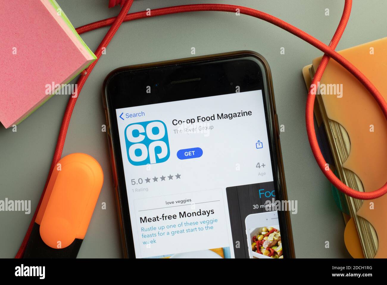 New York, États-Unis - 7 novembre 2020: Co-op co-op Food Magazine App store logo sur l'écran du téléphone, Ilusttive Editorial. Banque D'Images