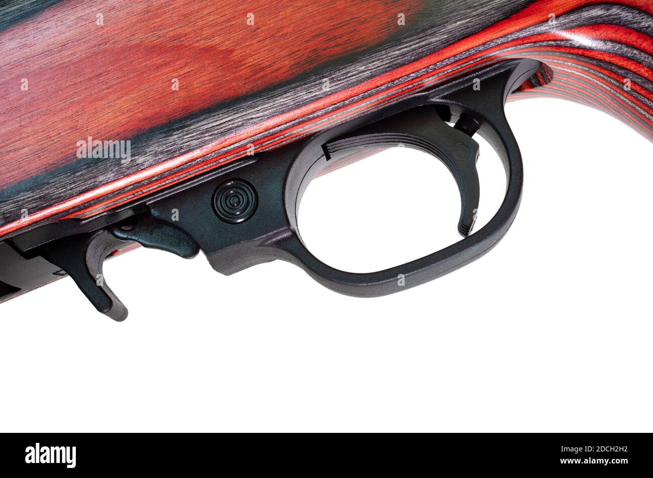 triggeer, libération de magazine et sécurité sur un fusil garni de bois avec laminé rouge et noir Banque D'Images