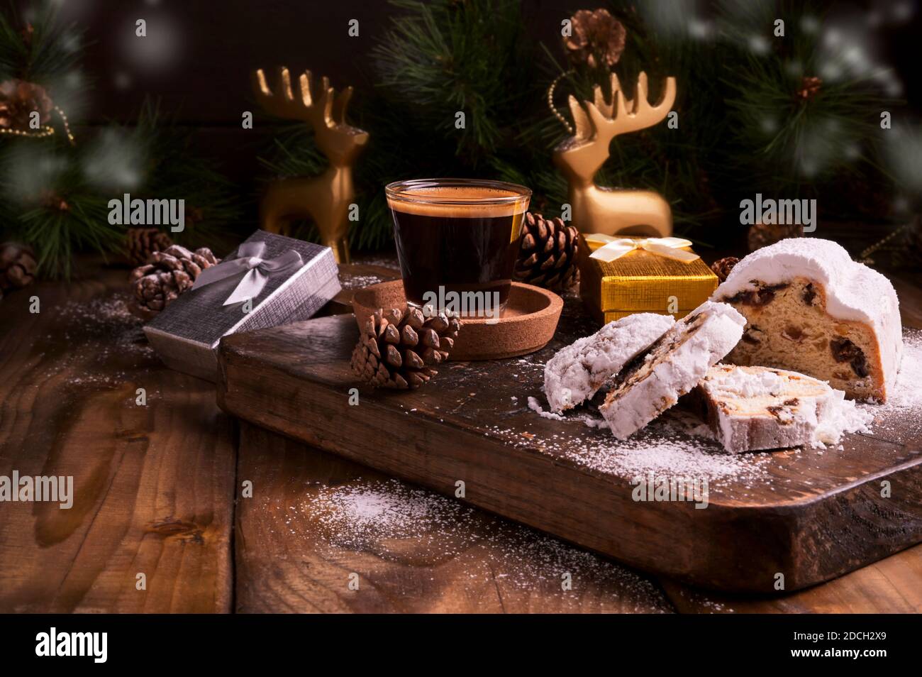 Pain sucré allemand traditionnel avec fruits secs et massepain pour Noël. Café espresso Stollen et aromatique avec boîtes cadeaux sur fond de bois. Copier l'espace. Photo de haute qualité. Banque D'Images