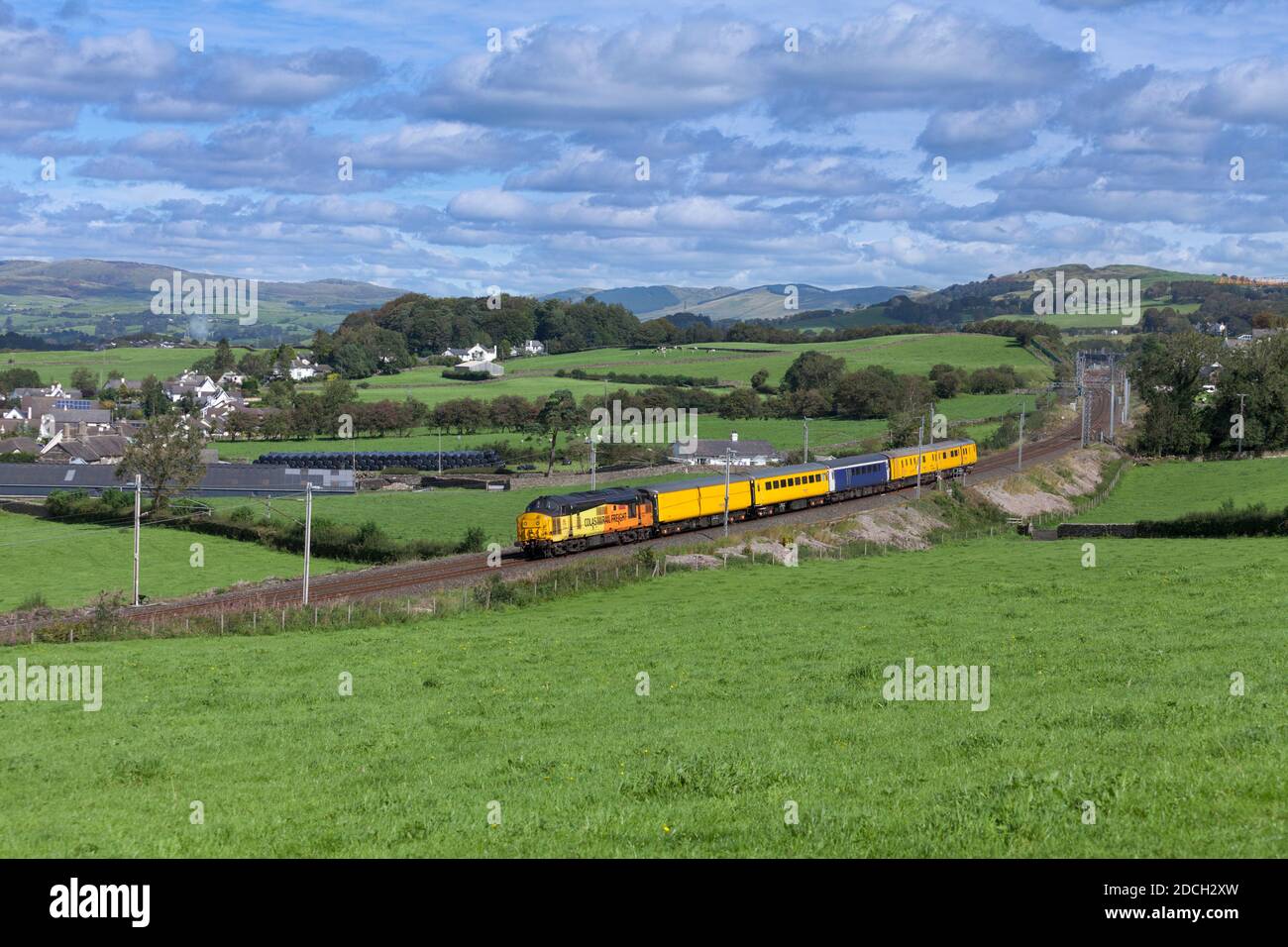 Une locomotive Colas Railfreight de classe 37 37219 à l'ouest Ligne principale de la côte avec un train de surveillance de l'infrastructure ferroviaire du réseau Banque D'Images