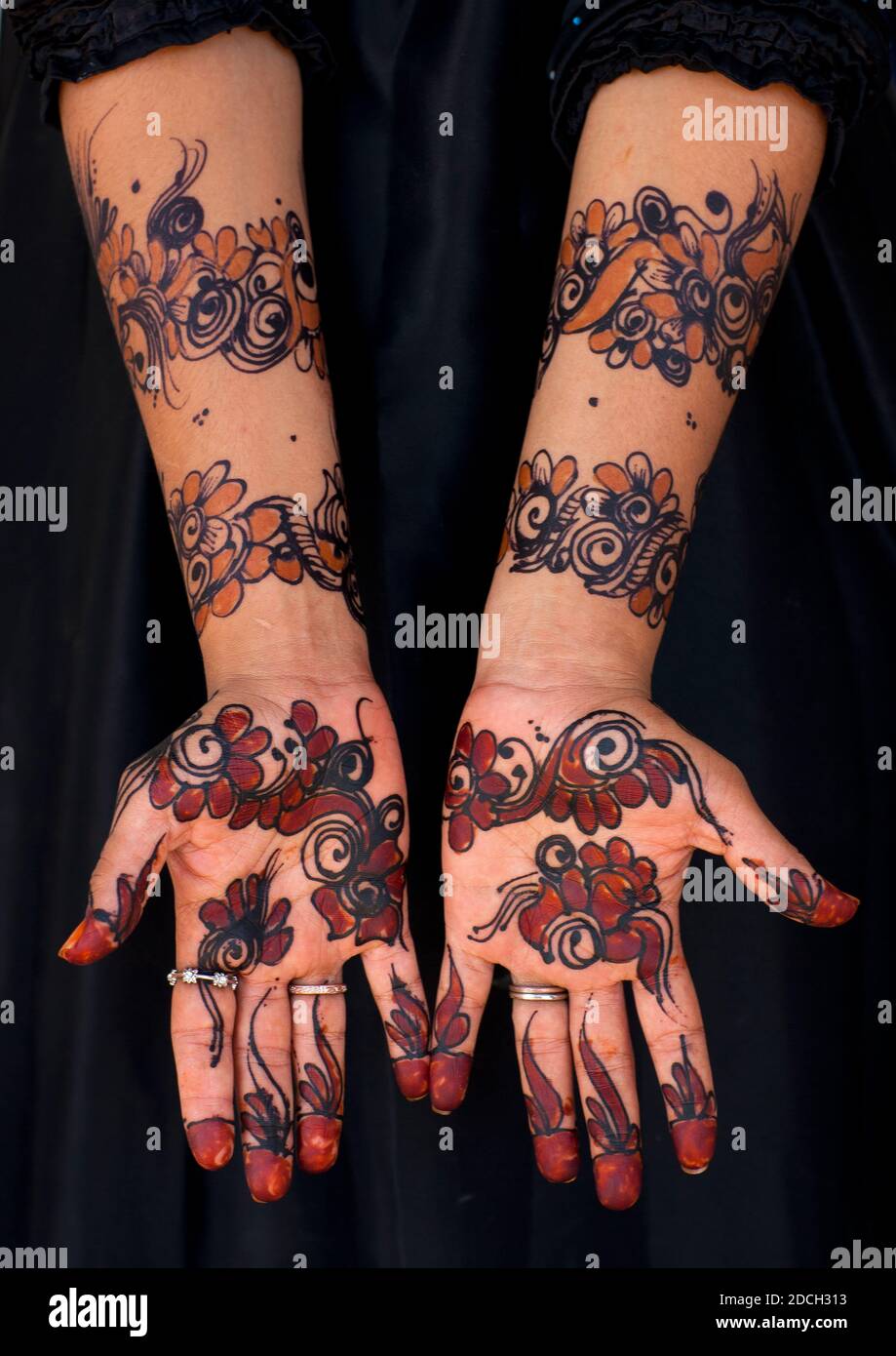 Motifs faits avec le henné sur les mains, comté de Lamu, Lamu, Kenya Banque D'Images