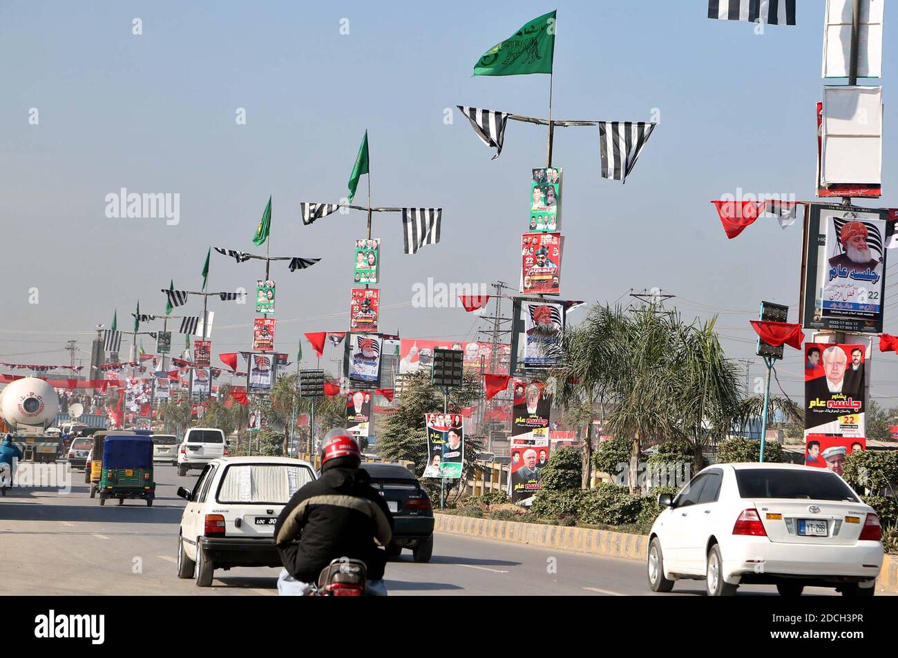 Vue des arrangements des travaux sont en cours pour la réunion publique du mouvement démocratique du Pakistan (PDM) qui se tiendra à l'anneau à Peshawar le samedi 21 novembre 2020. Banque D'Images