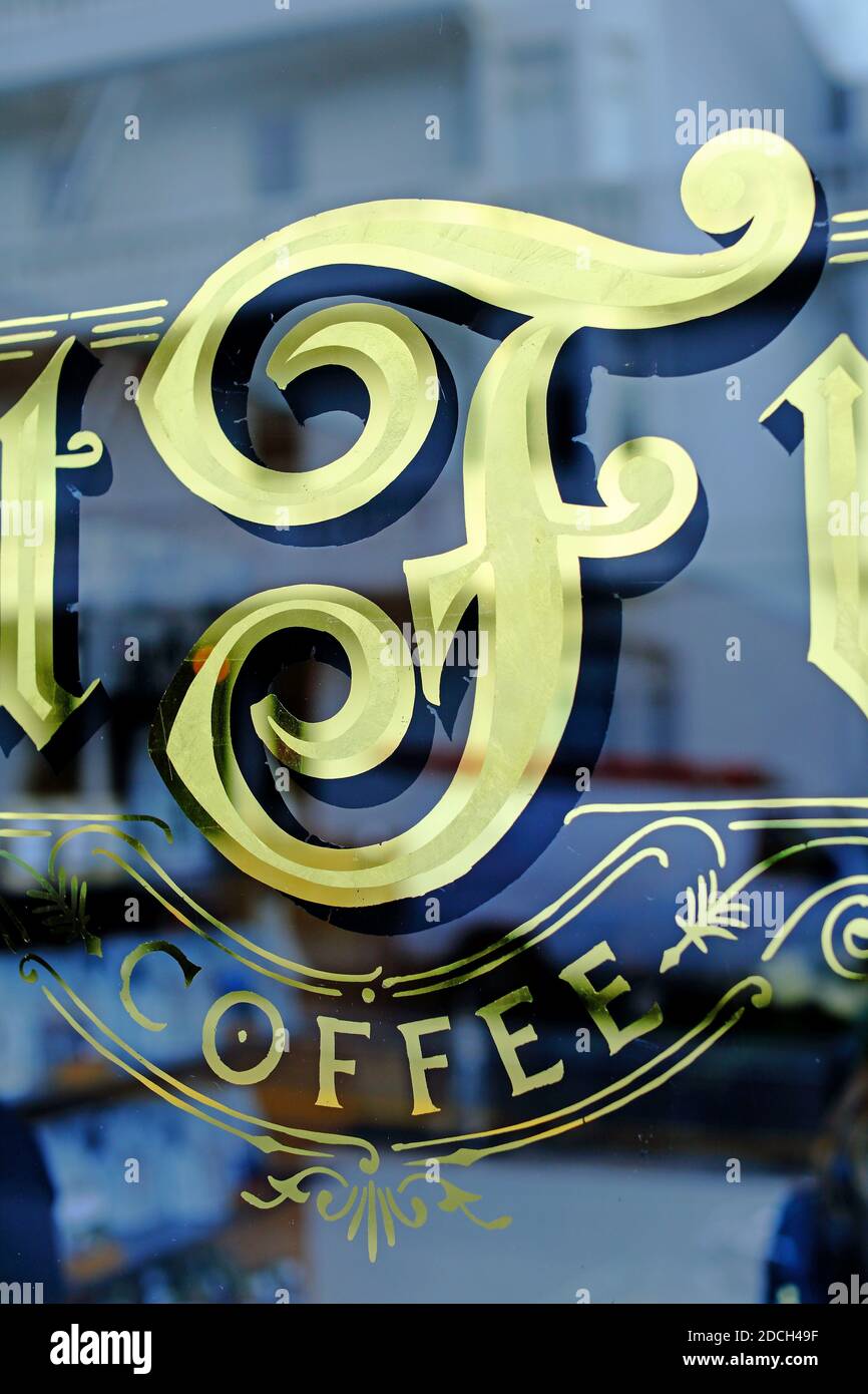 ÉTATS-UNIS / Californie / San Francisco /café style /café doré peint à la main à la fenêtre du magasin . Banque D'Images
