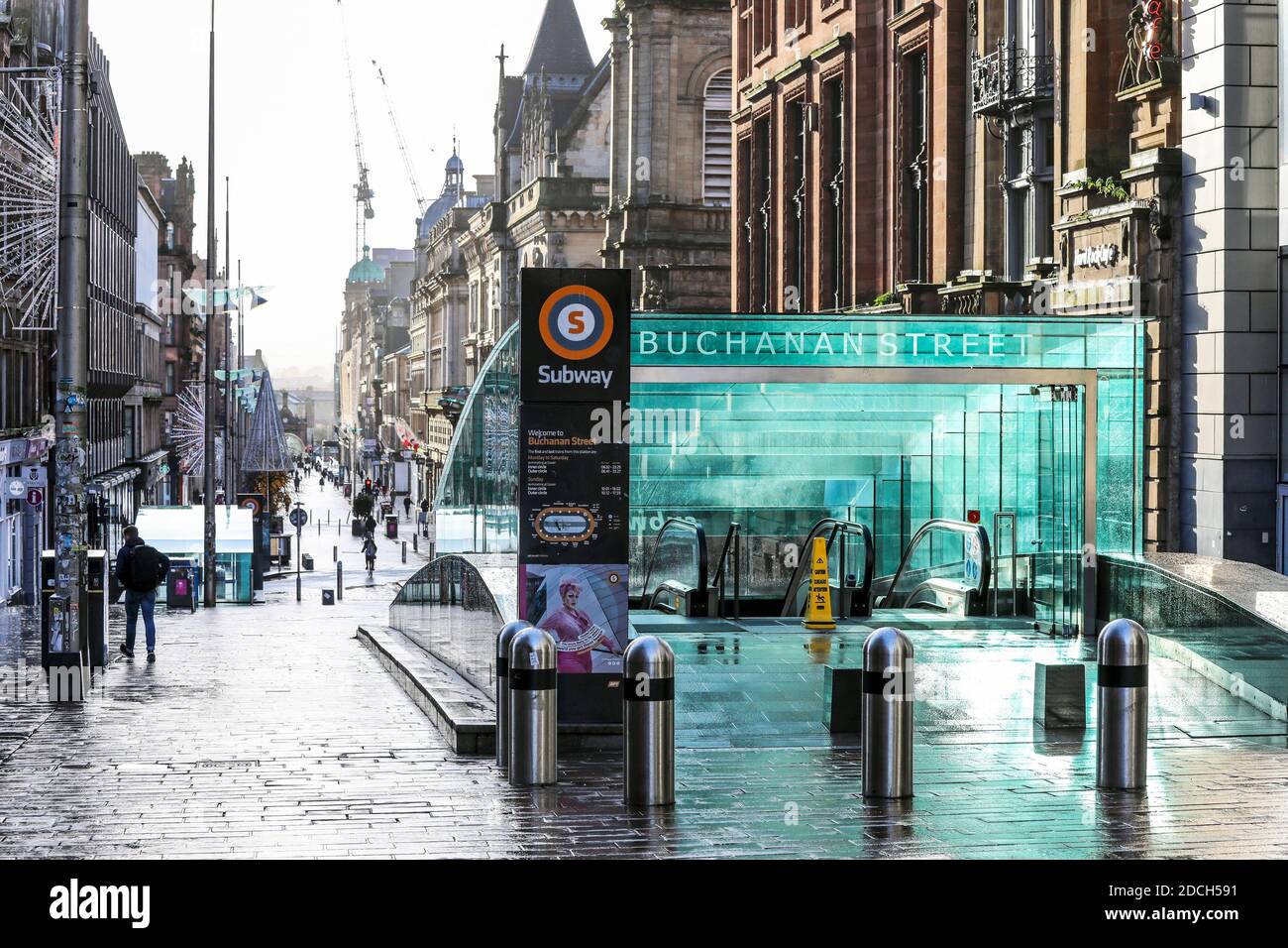 Glasgow, Royaume-Uni. Le premier jour de la directive Scottish Executives Tier 4 Lockdown, centre-ville de Glasgow, en particulier Buchanan Street, normalement un quartier commerçant animé et animé, était presque déserté avec la plupart des magasins fermés et boardés et seulement quelques articles essentiels ouverts de vente et les clients qui se rendaient normalement dans un café ou un restaurant ont dû faire avec un emporter. Avec des restrictions de voyage en place, la gare de Queen Street et les gares centrales de Glasgow étaient presque dépourvues de navetteurs. Crédit : Findlay / Alay Banque D'Images