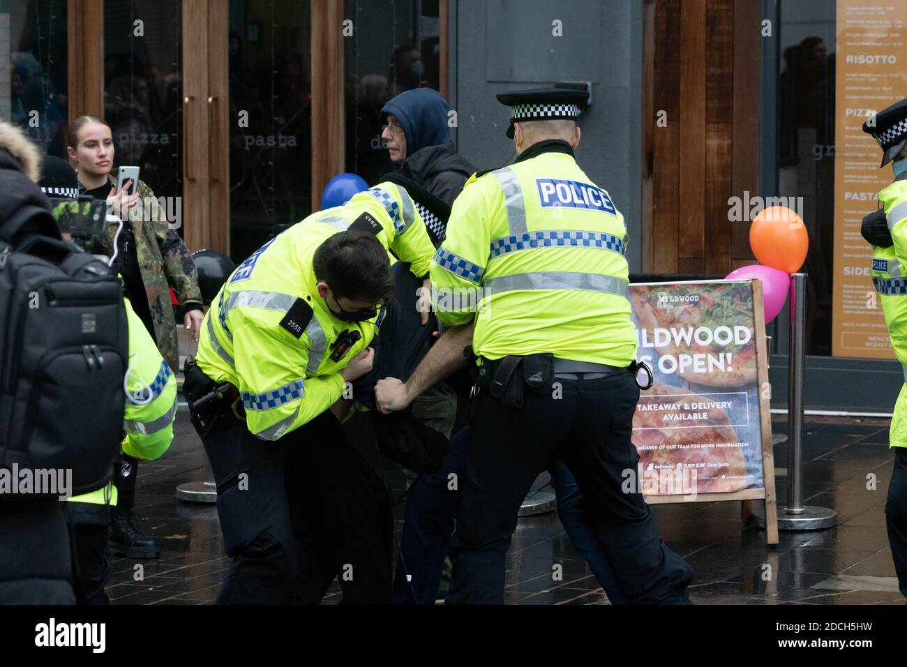 Liverpool, Royaume-Uni. 21 novembre 2020. Les manifestants se rassemblent dans le centre-ville de Liverpool et défilent dans les rues pour montrer leur mécontentement à l'égard des mesures d'isolement au Royaume-Uni et de la réponse du gouvernement à la COVID-19. Les tensions augmentent à mesure que les manifestants se heurtent à la police. Crédit : Callum Fraser/Alay Live News Banque D'Images