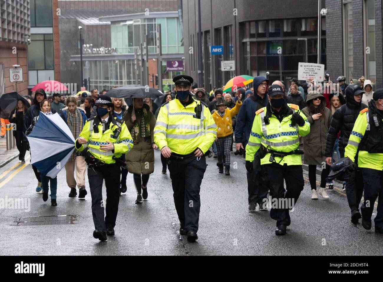 Liverpool, Royaume-Uni. 21 novembre 2020. Les manifestants se rassemblent dans le centre-ville de Liverpool et défilent dans les rues pour montrer leur mécontentement à l'égard des mesures d'isolement au Royaume-Uni et de la réponse du gouvernement à la COVID-19. Les tensions augmentent à mesure que les manifestants se heurtent à la police. Crédit : Callum Fraser/Alay Live News Banque D'Images