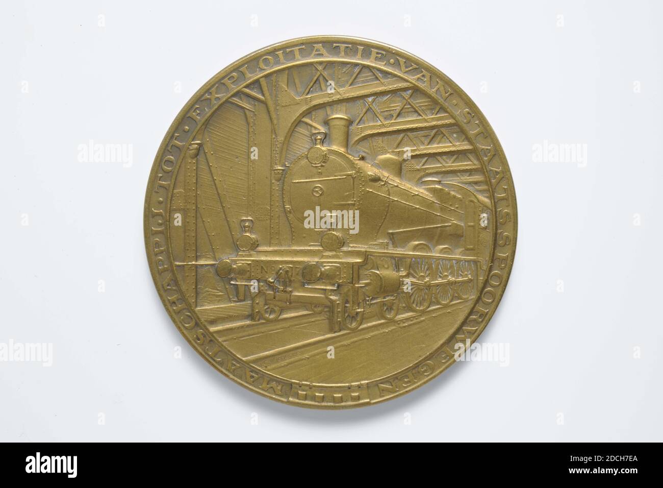Médaille commémorative, Johannes Cornelis Wienecke, 1913, fonte, général: 6.5 x 0.4cm 65 x 4mm, poids: 106.8g, train, chemin de fer, Médaille commémorative à l'occasion du 50ème anniversaire de la Compagnie d'exploitation des chemins de fer d'État 1863-1913. À l'avant : une locomotive à vapeur orientée de trois quarts vers la gauche sur le pont ferroviaire de Culemborg. Comme une description: LA SOCIÉTÉ D'EXPLOITER LES CHEMINS DE FER D'ÉTAT. Sur les rails en bas du boîtier : J.C. Wieneke. Au dos: Dans un anneau de voies de chemin de fer avec une couronne de branches de sapin, une cour de chemin de fer comprenant une maison de bloc sur la gauche et un pont de signalisation, vu à travers Banque D'Images