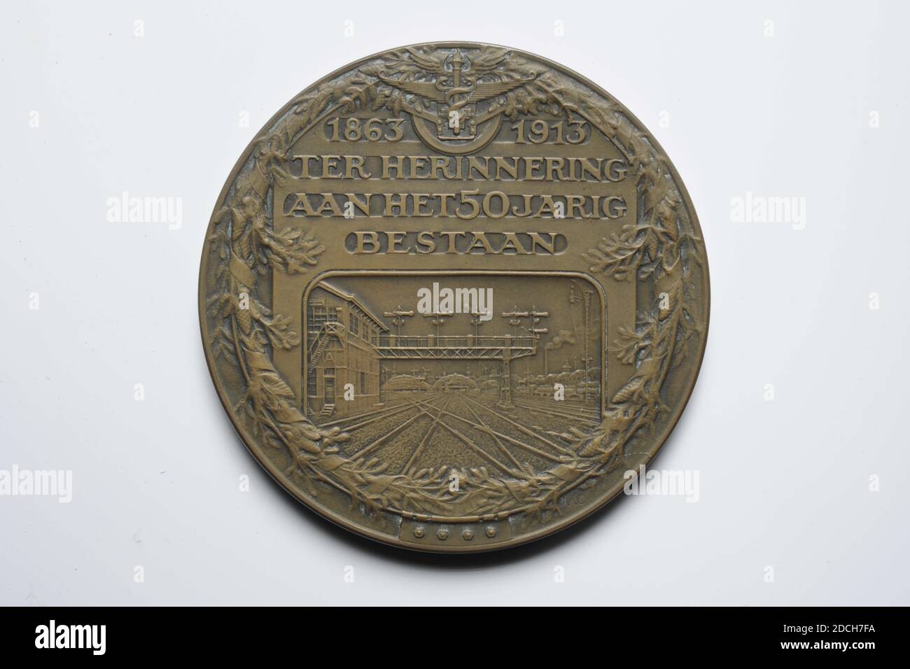 Médaille commémorative, Johannes Cornelis Wienecke, 1913, fonte, général: 6.5 x 0.4cm 65 x 4mm, poids: 106.8g, train, chemin de fer, Médaille commémorative à l'occasion du 50ème anniversaire de la Compagnie d'exploitation des chemins de fer d'État 1863-1913. À l'avant : une locomotive à vapeur orientée de trois quarts vers la gauche sur le pont ferroviaire de Culemborg. Comme une description: LA SOCIÉTÉ D'EXPLOITER LES CHEMINS DE FER D'ÉTAT. Sur les rails en bas du boîtier : J.C. Wieneke. Au dos: Dans un anneau de voies de chemin de fer avec une couronne de branches de sapin, une cour de chemin de fer avec une maison de bloc sur la gauche et un pont de signalisation, vu par un Banque D'Images
