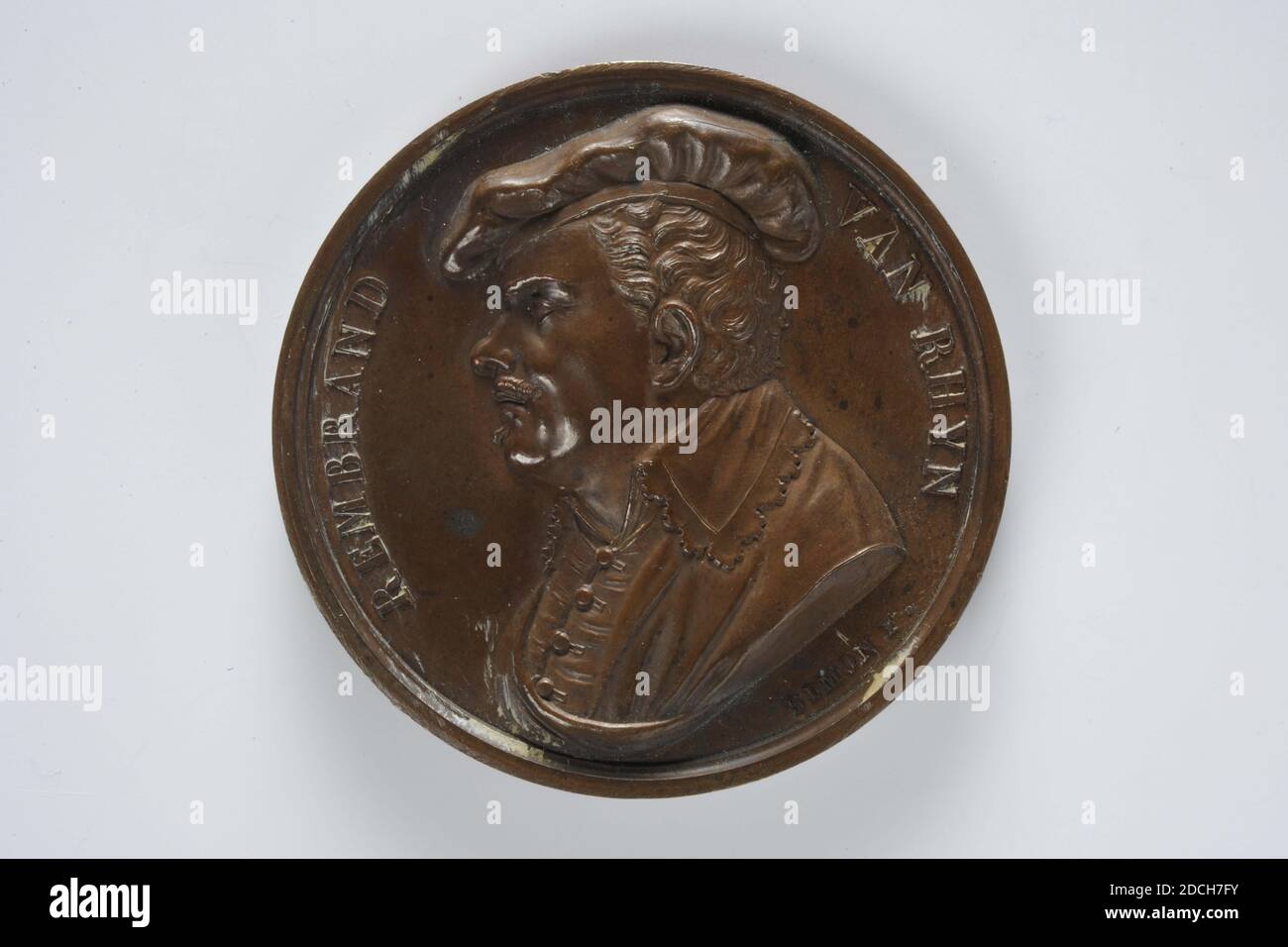 Médaille commémorative, Jean Henri Simon, début XIXe siècle, fonte, général: 4.6 x 0.4cm 46 x 4mm, poids: 54,4 g, portrait de l'homme, buste, Médaille commémorative en bronze en l'honneur de Rembrandt van Rijn. Sur le devant se trouve le buste orienté à gauche et le profil de Rembrandt van Rijn portant un béret. Comme circulaire le texte: REMBRANDT VAN RHYN. Le nom du fabricant est écrit en minuscules le long du bord: SIMON F, Datam1892 Banque D'Images