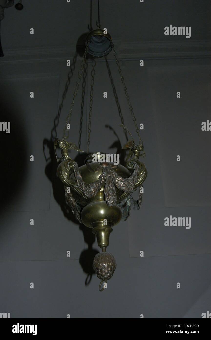lampe sanctuaire, Anonyme, c. 1694, ange, plomb, lampe de dieu de laiton  sur trois chaînes qui se rencontrent au sommet sous un chapeau. La lampe  est décorée de trois anges avec une