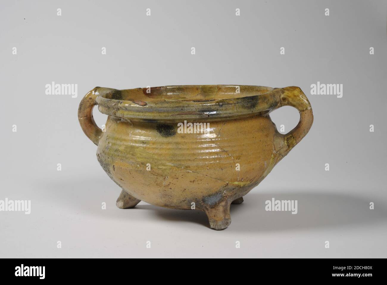 Raisin, Anonyme, dernier quart du XVIe siècle, glaçure de plomb, faïence, col de 12 x 18,2 cm, raisin à trois pattes et deux oreilles de faïence rouge, émaillée de glaçure de plomb jaune et vert. Le fond est écrit en encre 1964 LOKHORST LEIDEN No. 7 vs., 1972 Banque D'Images