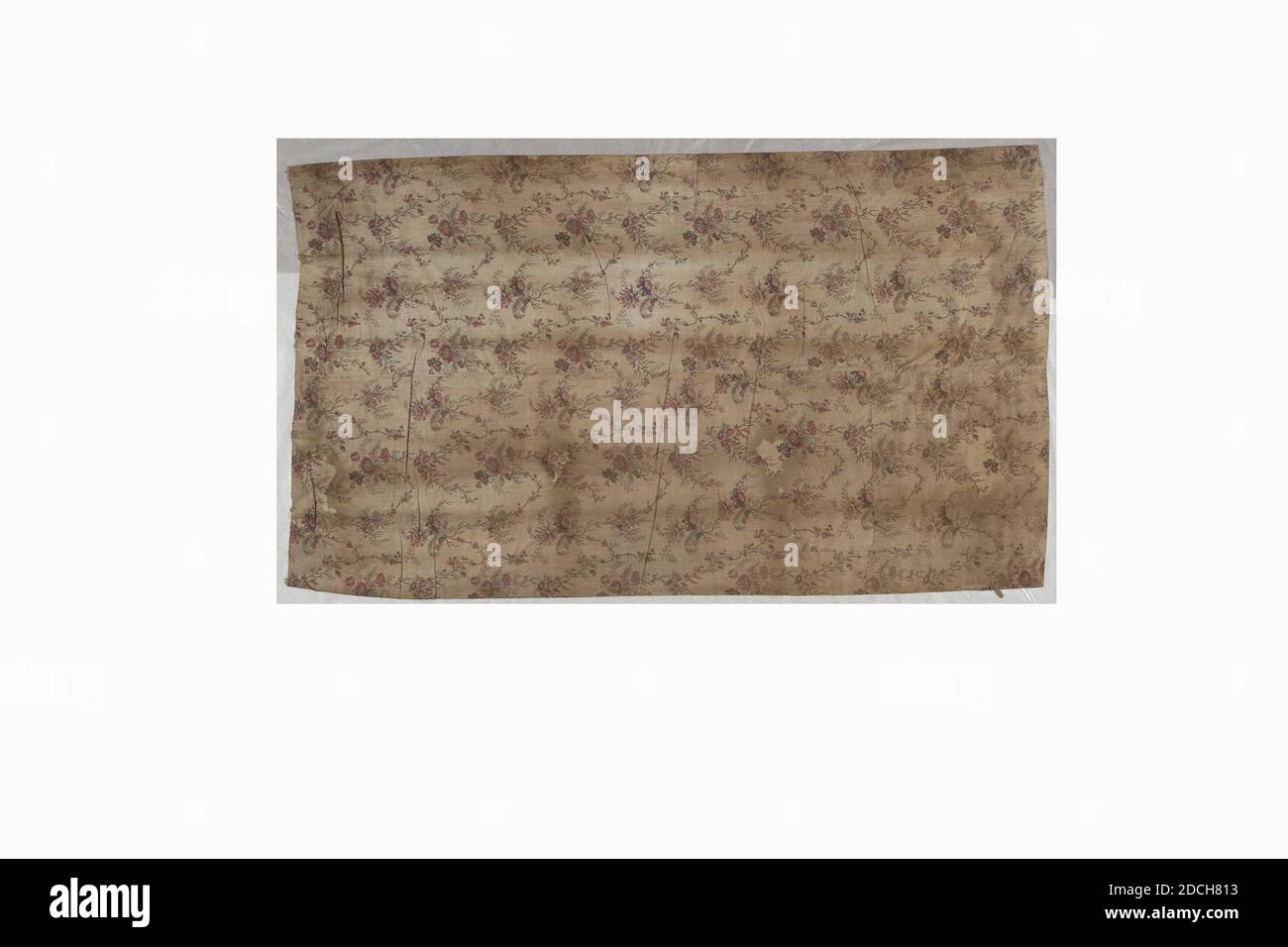 Anonyme, premier quart du 18e siècle, A: 221 × 127 cm mesuré avec des anneaux de suspension; 218 × 127 cm mesuré sans anneaux de suspension, L: 195 × 113.5cm, C: 175 × 76cm, D: 124 × 164cm disposé à plat avec rondeur; mesuré 18 x 295cm de longueur, E: Env. 83 × 36 cm maximum ; env. 31 × 17 cm minimum, F : env. 62 × 7,5 cm deux pièces ; 50 × 7,5 cm une pièce, tissus de chamois en coton imprimés avec de grands motifs floraux. Le chintz est utilisé comme toile de rideau. Les différents patchs sont très colorés. Un petit morceau de tissu 40 x 22 cm donne encore une impression raisonnable de l'original Banque D'Images