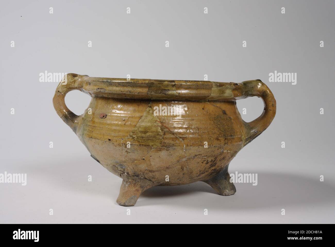 Raisin, Anonyme, dernier quart du XVIe siècle, glaçure de plomb, faïence, col de 12 x 18,2 cm, raisin à trois pattes et deux oreilles de faïence rouge, émaillée de glaçure de plomb jaune et vert. Le fond est écrit en encre 1964 LOKHORST LEIDEN No. 7 vs., 1972 Banque D'Images