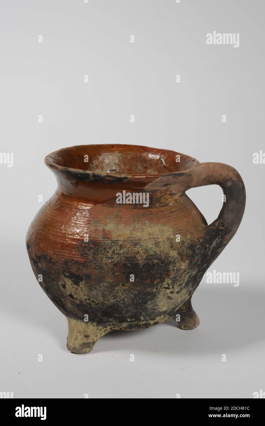 Raisin, Anonyme, 15ème siècle, glaçure de plomb, faïence, général: 12.9 x 15.3 x 13,1cm 129 x 153 x 131mm, raisin de faïence rouge, recouvert de glaçure de plomb. Le raisin a un corps sphérique avec trois pattes, un cou légèrement constrié et un bord incliné de la bouche avec une oreille. Le ventre est décoré avec des traits de peigne, 1972 Banque D'Images